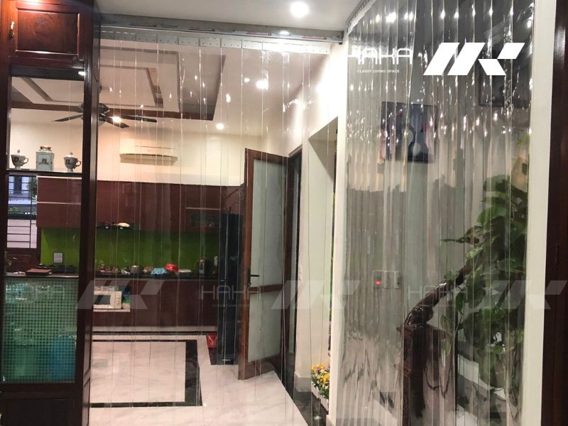 rem nhua pvc ngan phong khach va phong bep gia re