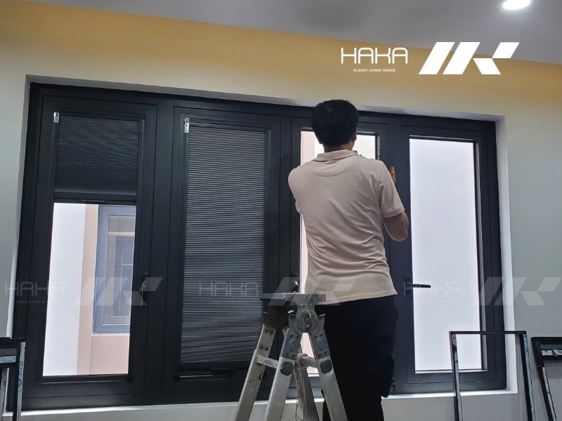 rem to ong cua so lap kin vao ben trong khung kinh